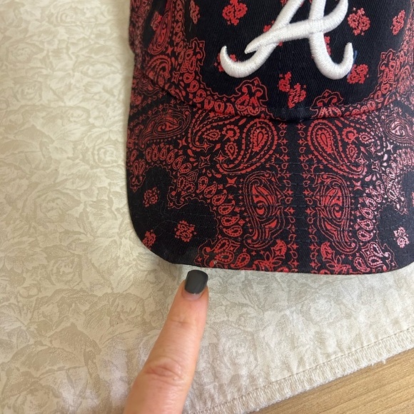 Atlanta Braves MLB Women's New Era Red Black Paisley 9Twenty Adjustable hat cap - Picture 9 of 9